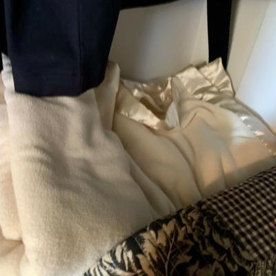 LOT 1 Z: Large Bedding Collection; Throw Pillows, Sheets, Pillowcases, Quilts, Throw Blankets, & More!