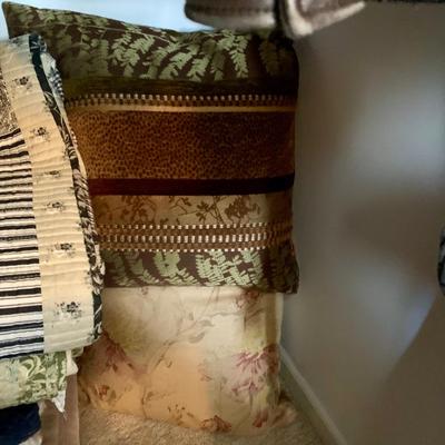 LOT 1 Z: Large Bedding Collection; Throw Pillows, Sheets, Pillowcases, Quilts, Throw Blankets, & More!