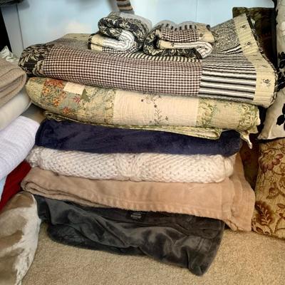 LOT 1 Z: Large Bedding Collection; Throw Pillows, Sheets, Pillowcases, Quilts, Throw Blankets, & More!