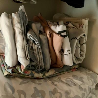 LOT 1 Z: Large Bedding Collection; Throw Pillows, Sheets, Pillowcases, Quilts, Throw Blankets, & More!