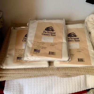 LOT 1 Z: Large Bedding Collection; Throw Pillows, Sheets, Pillowcases, Quilts, Throw Blankets, & More!