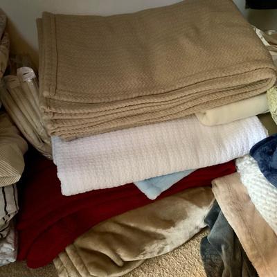 LOT 1 Z: Large Bedding Collection; Throw Pillows, Sheets, Pillowcases, Quilts, Throw Blankets, & More!