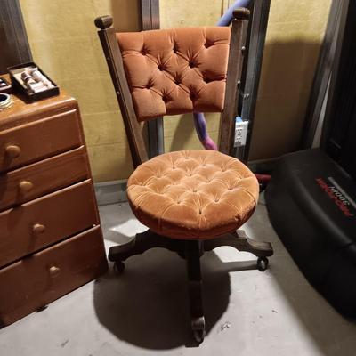 ANTIQUE CHAIR ON CASTERS AND A SMALL 4 DRAWER CHEST PACKED WITH SEWING NOTIONS AND CRAFT SUPPLIES