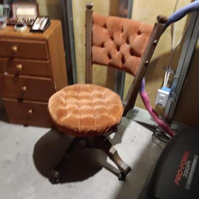 ANTIQUE CHAIR ON CASTERS AND A SMALL 4 DRAWER CHEST PACKED WITH SEWING NOTIONS AND CRAFT SUPPLIES