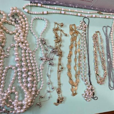 Jewelry Lot - Pearls Necklaces