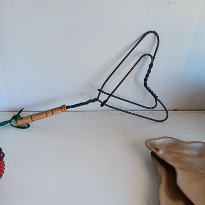 RED GLASS HEN ON NEST, SEXTON 1967 METAL HOUNDS WALL ART AND RUG BEATER