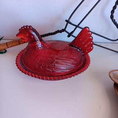 RED GLASS HEN ON NEST, SEXTON 1967 METAL HOUNDS WALL ART AND RUG BEATER