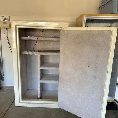HALL'S LARGE HEATED COMBINATION SAFE