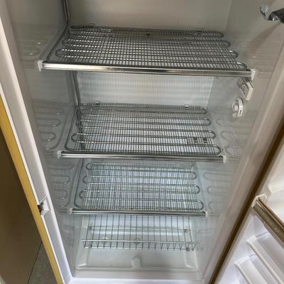 WHIRLPOOL UPRIGHT FREEZER