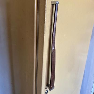 WHIRLPOOL UPRIGHT FREEZER