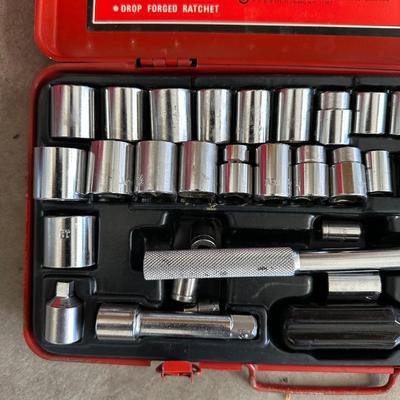 CRAFTSMAN CIRCULAR SAW AND A 40 PIECE SOCKET SET