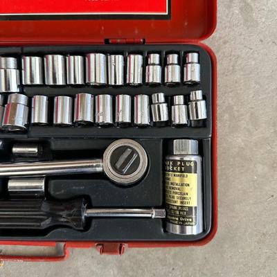 CRAFTSMAN CIRCULAR SAW AND A 40 PIECE SOCKET SET