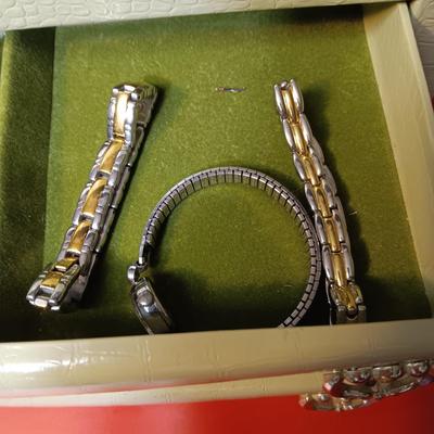 JEWELRY BOX WITH JEWELRY
