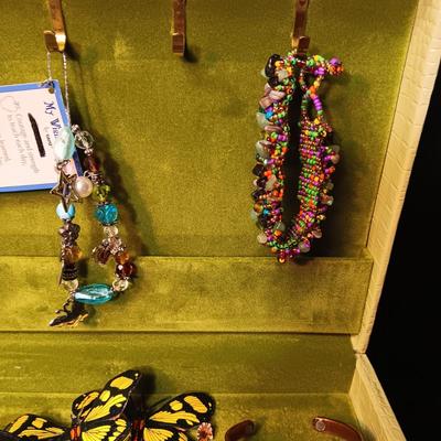 JEWELRY BOX WITH JEWELRY