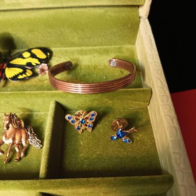 JEWELRY BOX WITH JEWELRY
