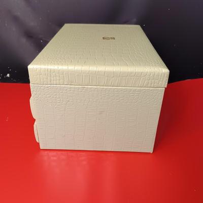 JEWELRY BOX WITH JEWELRY