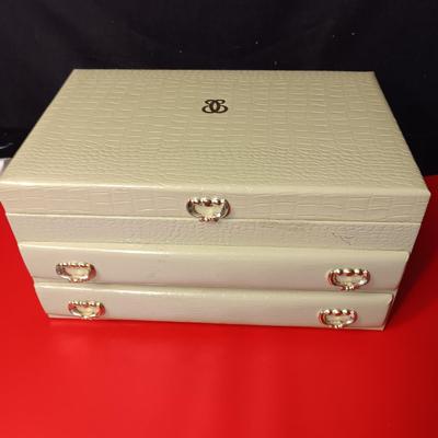 JEWELRY BOX WITH JEWELRY