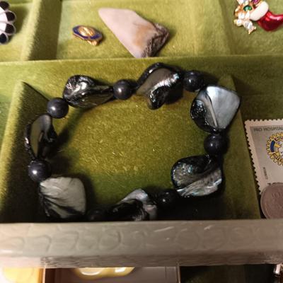 JEWELRY BOX WITH JEWELRY