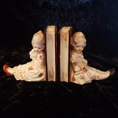 Victorian Style Bookends and Vase (LR-KD)