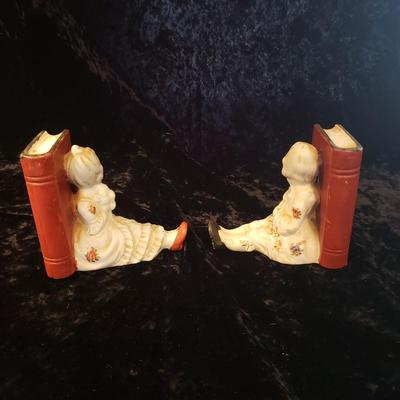 Victorian Style Bookends and Vase (LR-KD)