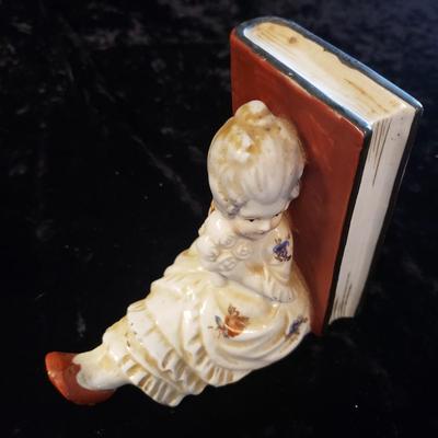 Victorian Style Bookends and Vase (LR-KD)