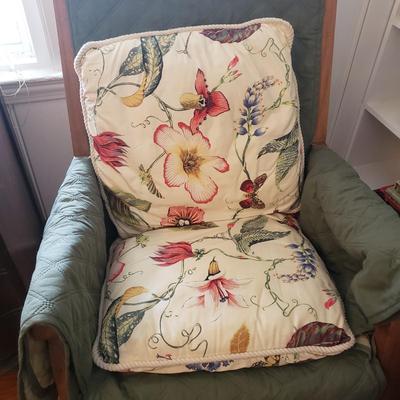 Large Wooden Rocking Chair with Qulited Cover (LR-KD)