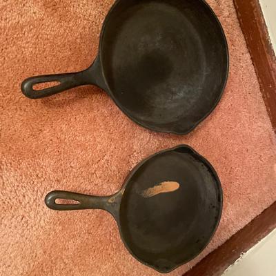 2 cast iron pans