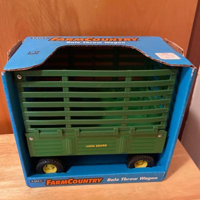 Ertl farm country Bale Wagon
