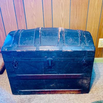 LOT 49: Vintage/Antique Camelback Steamer Trunk