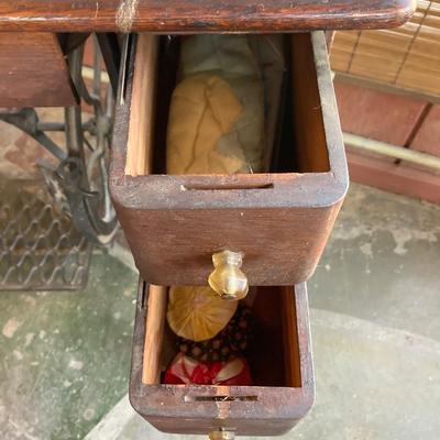 LOT 55: Vintage Singer Sewing Machine