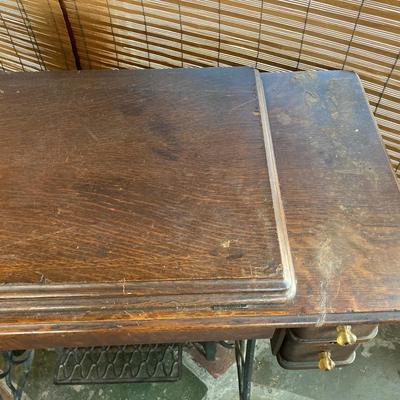 LOT 55: Vintage Singer Sewing Machine