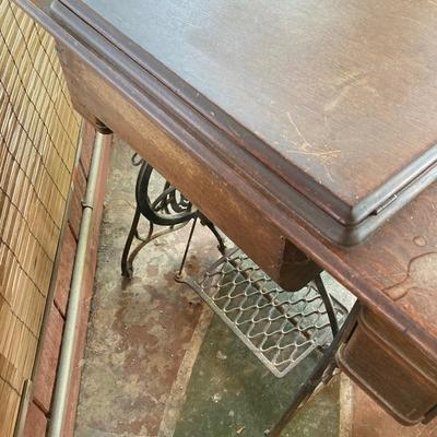 LOT 55: Vintage Singer Sewing Machine