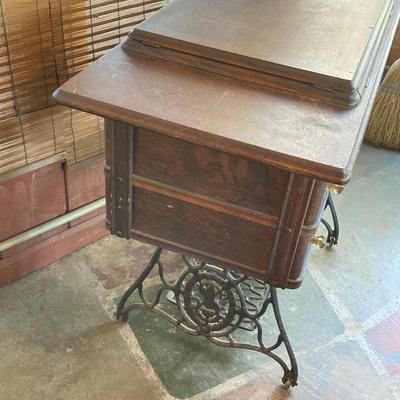 LOT 55: Vintage Singer Sewing Machine