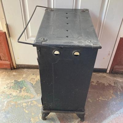 LOT 56: Vintage / Antique Wheeling Corco No. 315 Three Burner Keroscene Heater