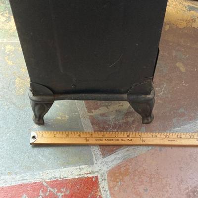 LOT 56: Vintage / Antique Wheeling Corco No. 315 Three Burner Keroscene Heater