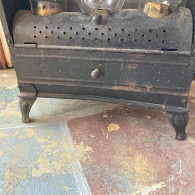 LOT 56: Vintage / Antique Wheeling Corco No. 315 Three Burner Keroscene Heater