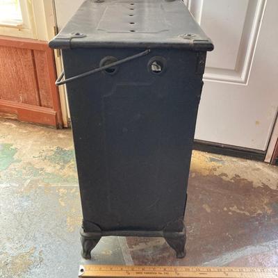 LOT 56: Vintage / Antique Wheeling Corco No. 315 Three Burner Keroscene Heater