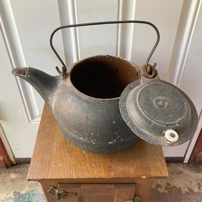 LOT 58: Vintage Cast Iron 9 Tea Pot / Kettle