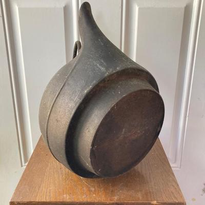 LOT 58: Vintage Cast Iron 9 Tea Pot / Kettle