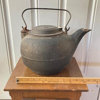 LOT 58: Vintage Cast Iron 9 Tea Pot / Kettle