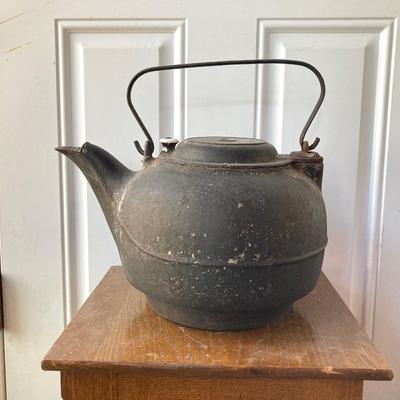 LOT 58: Vintage Cast Iron 9 Tea Pot / Kettle