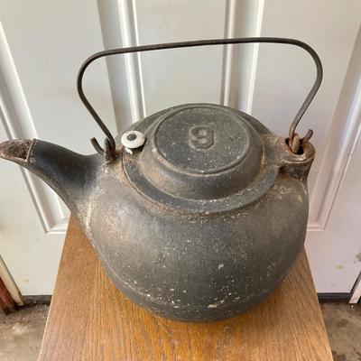 LOT 58: Vintage Cast Iron 9 Tea Pot / Kettle