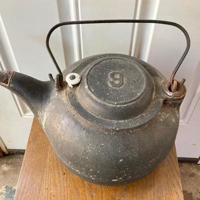 LOT 58: Vintage Cast Iron 9 Tea Pot / Kettle