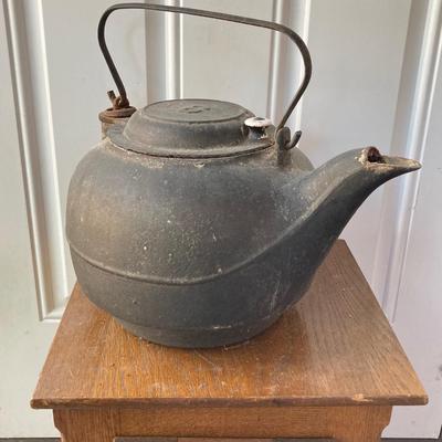 LOT 58: Vintage Cast Iron 9 Tea Pot / Kettle