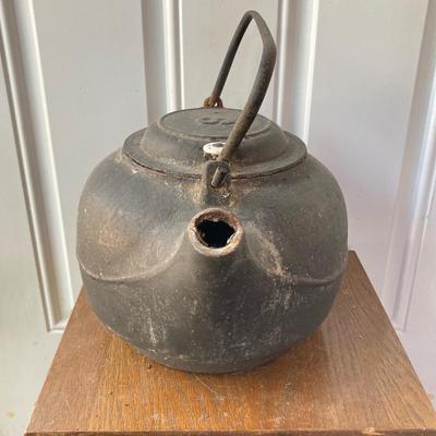 LOT 58: Vintage Cast Iron 9 Tea Pot / Kettle