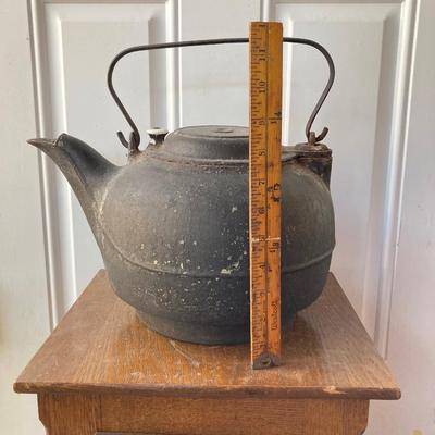LOT 58: Vintage Cast Iron 9 Tea Pot / Kettle