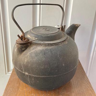 LOT 58: Vintage Cast Iron 9 Tea Pot / Kettle