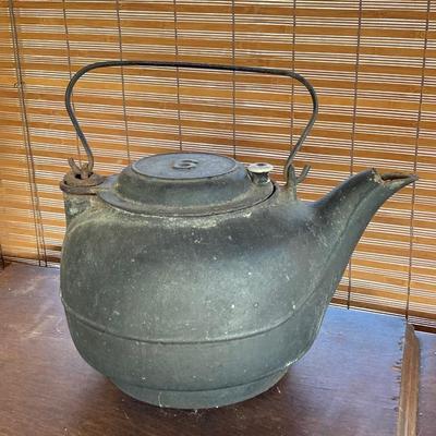 LOT 58: Vintage Cast Iron 9 Tea Pot / Kettle