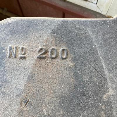 LOT 60: Vintage / Antique Cast Iron No 200 FATSO Wood Burning Stove (King Stove & Range Co)