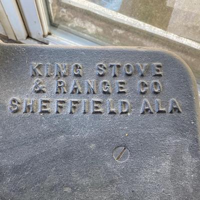 LOT 60: Vintage / Antique Cast Iron No 200 FATSO Wood Burning Stove (King Stove & Range Co)